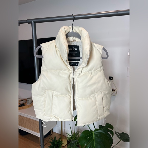 Hollister Jackets & Blazers - Women’s HOLLISTER Recycle Fill Cropped Cream* Puffer Vest